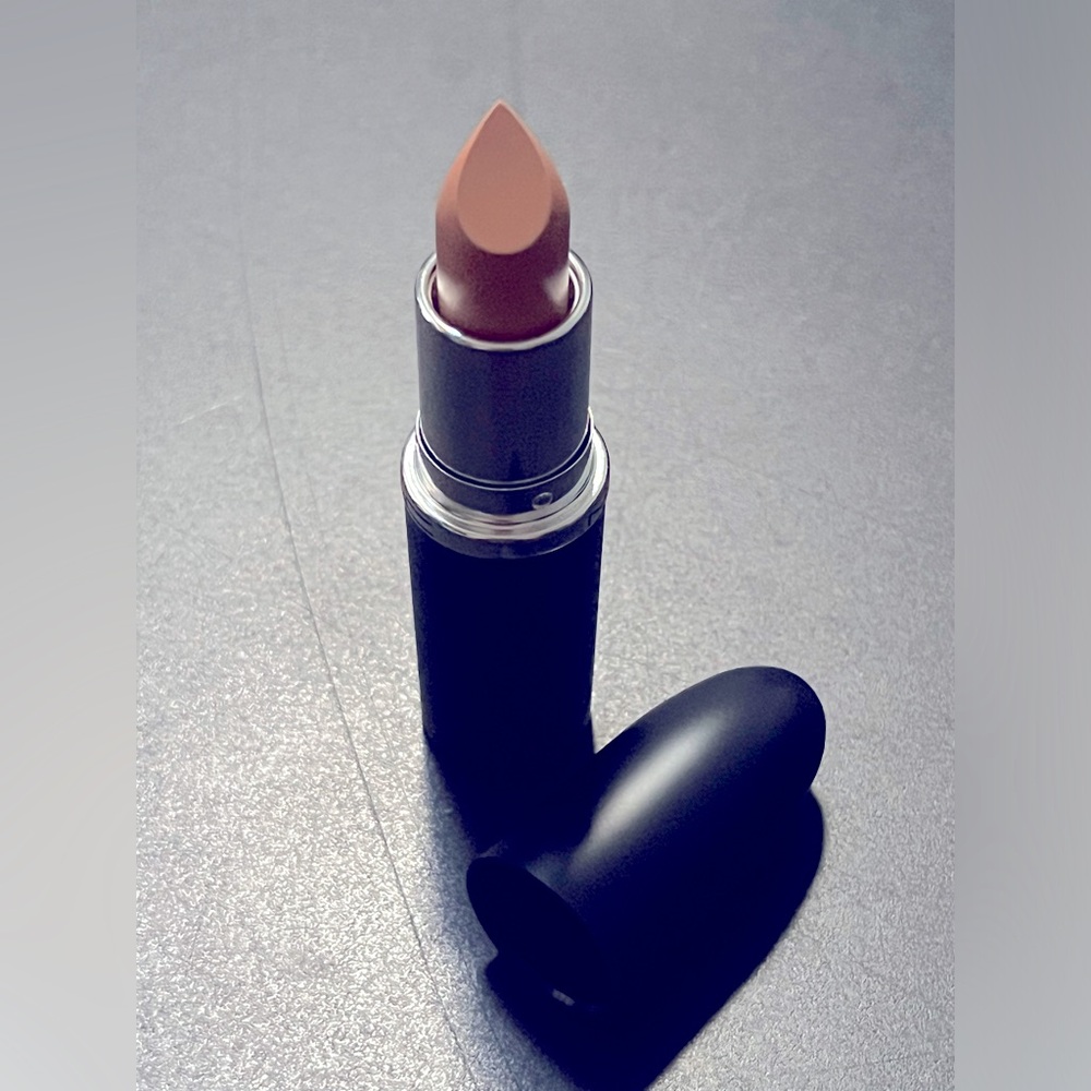 BNIB Mac Cosmetics M·A·Cximal Sleek Satin Lipstick 💄 833 Crème D'Nude